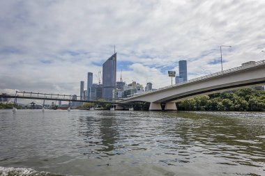 Brisbane, Queensland, Avustralya - Ağustos 2022: Brisbane Nehri üzerinden şehre köprü geçişleri.