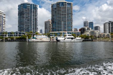 Brisbane, Queensland, Avustralya - Ağustos 2022: Brisbane Nehri kıyısında lüks tekneleri kıyıya demirlemiş lüks oteller ve kiralık birimler.