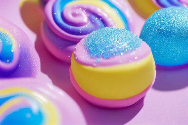 Şekerleme - şekerleme için mükemmel, pastel renkli fantezi yiyeceklerle doğum günü kutlamaları. Parlak renkli kek partisi yemeği..