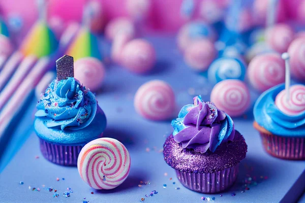 설탕고치기 파스텔 색깔의 음식으로 축하하기에 예이다 보라색 롤리팝 — 스톡 사진