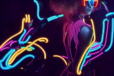 Parlak parlak cam tüplerin ya da nadir bulunan neon ya da diğer gazları içeren ampullerin neon ışıklandırması. Neon ışıklı Afrikalı Amerikalı kadın.