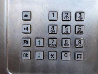 Avustralya 'nın merkezinde bir telefon kulübesinin tuş takımı..