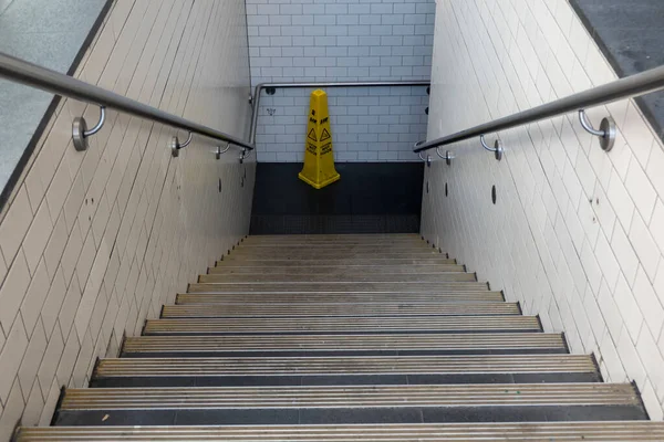 Olhando Para Baixo Uma Escada Para Sinal Aviso Chão Molhado — Fotografia de Stock