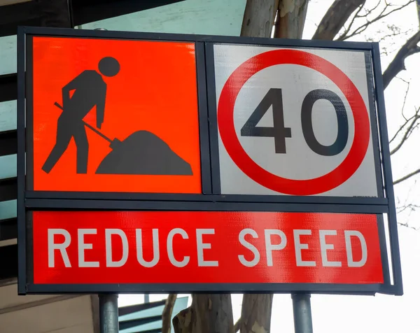 Werknemers Straat Bewegwijzering Waarschuwing Snelheid Stad Verminderen — Stockfoto