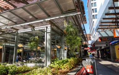 Brisbane, Queensland, Avustralya - Kasım 2022: Şehir merkezinin sokaklarında bir kafe restoranı.