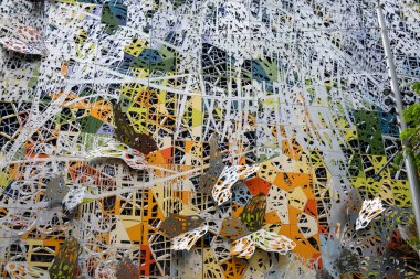 Brisbane, Queensland, Avustralya - Kasım 2022: Şehir merkezindeki bir mağazanın vitrininde güzel Noel süslemeleri.