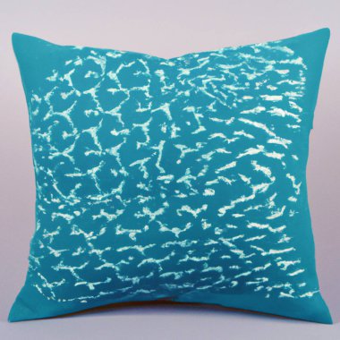 Yumuşak bir yastık. Renkli bir deseni var. Üretici yapay zekayla kumaş üzerinde yaratılmış..