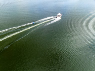 Çocukları Kinchant Barajı, Avustralya 'da tüplere çeken bir sürat teknesinin insansız hava aracı.