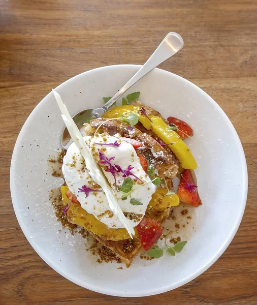 Avustralya 'da yerel bir otelde lezzetli bir yemek. Beyaz tabakta tatlı.