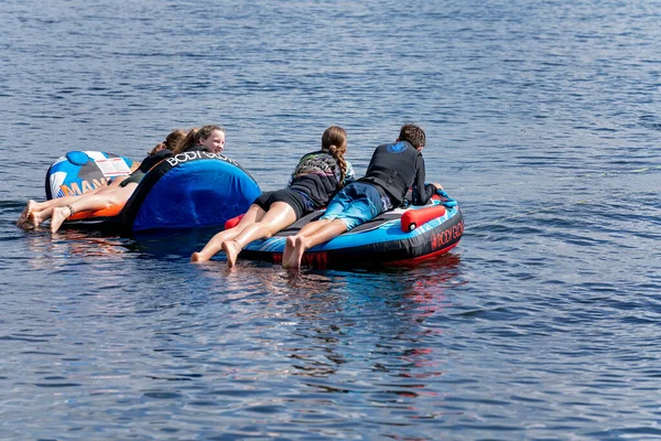 オーストラリア クイーンズランド州マッケイ 2023年4月 キンチャントダムのパワーボートによって牽引される準備ができている子供たち — ストック写真