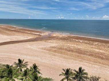 Denize bakan kumsal manzarası