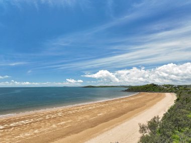 Kumsal boyunca drone görüntüsü
