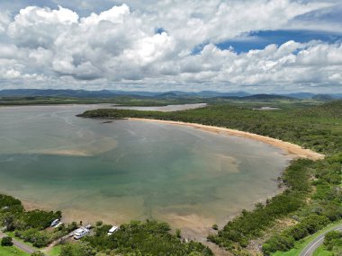 Sahil koyunun insansız hava aracı görüntüsü