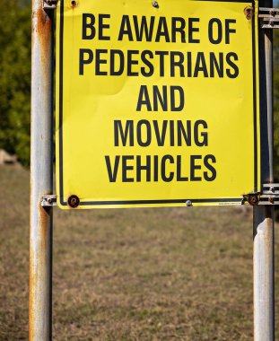 Yaya ve hareket halindeki araçlar için uyarı işareti