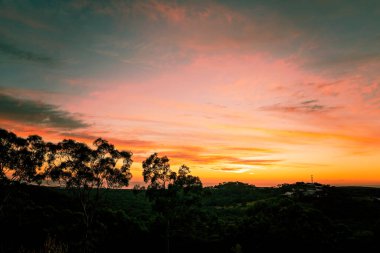 Avustralya 'da güzel bir sahilde gün doğumu