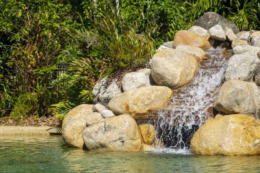 Avustralya 'daki bir tatil köyünde küçük bir şelale eğlencesi.