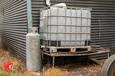 Bu faydacı düzenek bir kulübe veya çiftliğin yakınındaki kırsal yaşam ya da endüstriyel depolamayı öneriyor..