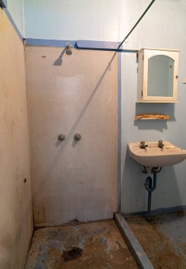 Duvar aynası dolabı ve kirli zemin, korku ve kentsel bozulma ayarları için ideal atmosfere ekleniyor..