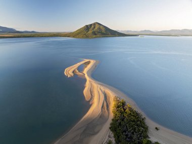 Sinclair Körfezi 'nde sabah güneşinin altında dönen kumsalın hava görüntüsü..