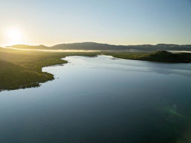 Queensland 'daki sahil konutu Sinclair Körfezi kıyısında yer almaktadır..