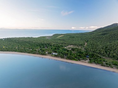 Queensland 'da sabah ışığı altında okyanus ufka kadar uzanıyor..