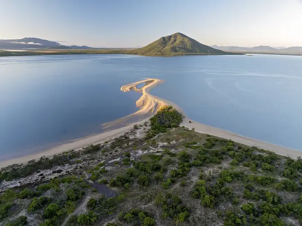 Altın ışık, kum formları ve sığ sulara sıcak bir ışık saçar..