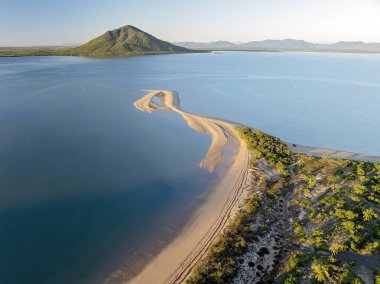Queensland 'daki sahil konutu Sinclair Körfezi kıyısında yer almaktadır..