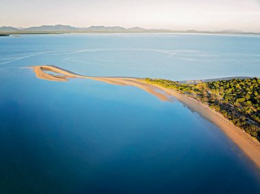 Queensland 'daki sahil konutu Sinclair Körfezi kıyısında yer almaktadır..