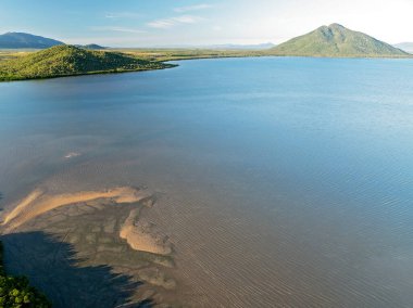 Dağ zemin ve sığ sular Queensland 'de huzurlu bir manzara yaratır..