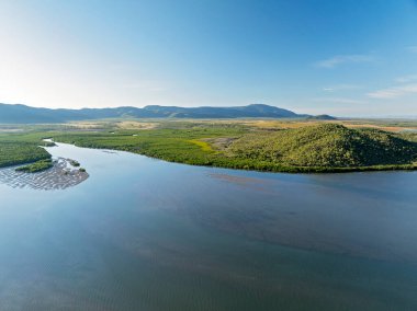 Queensland 'daki sahil konutu Sinclair Körfezi kıyısında yer almaktadır..