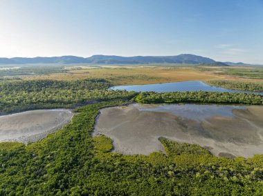 Queensland 'daki sahil konutu Sinclair Körfezi kıyısında yer almaktadır..