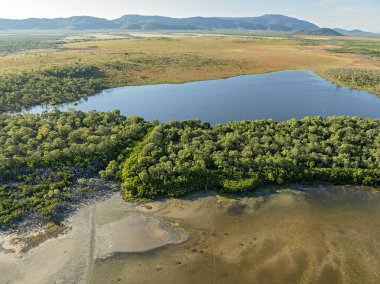 Sinclair Körfezi yakınlarındaki geniş manzara canlı dokular ve zıtlıklar gösteriyor..