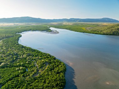 Queensland 'daki sahil konutu Sinclair Körfezi kıyısında yer almaktadır..