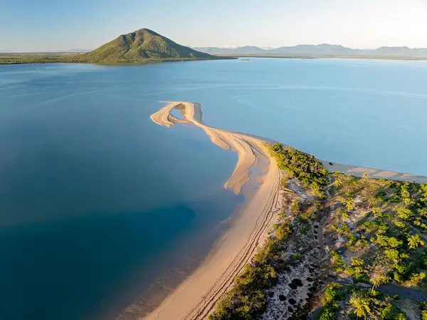 Queensland 'daki sahil konutu Sinclair Körfezi kıyısında yer almaktadır..
