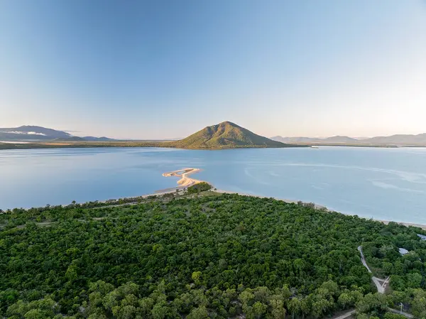 Queensland kıyı şeridinde sakin mavi sular ve sık orman bulunur..