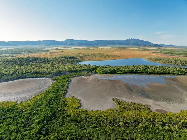 Queensland 'daki sahil konutu Sinclair Körfezi kıyısında yer almaktadır..