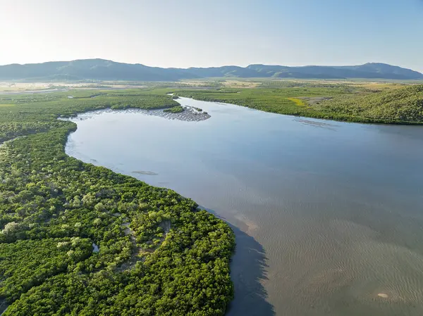 Queensland 'daki sahil konutu Sinclair Körfezi kıyısında yer almaktadır..