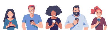 Akıllı telefonları olan bir grup insan. Erkekler ve kadınlar cep telefonlarını ellerinde tutuyorlar. Çevrimiçi iletişim kavramı. Vektör karakter illüstrasyonu.