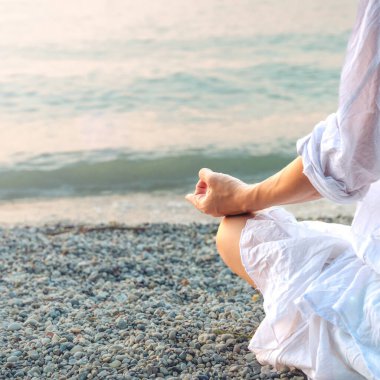 Garda Gölü 'nde meditasyon yapan kadın. Yoga pratiği. Gün batımı. İtalya