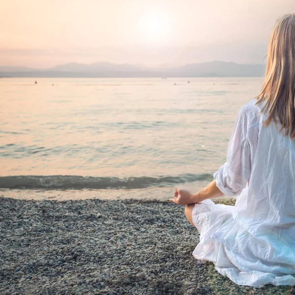 Een Vrouw Mediteert Bij Het Gardameer Yoga Oefening Zonsondergang Italië — Stockfoto