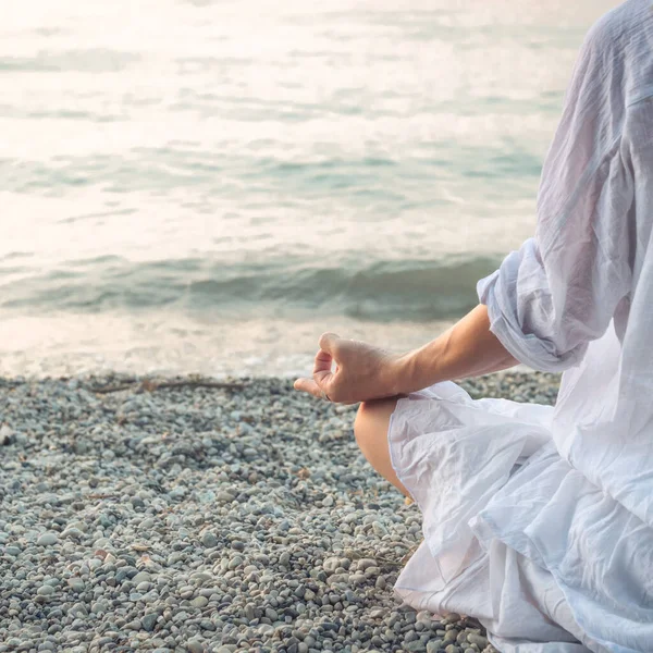 Žena Meditující Jezera Garda Trénink Jógy Západ Slunce Itálie — Stock fotografie