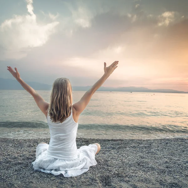 Frau Meditiert Gardasee Yoga Praxis Sonnenuntergang Italien — Stockfoto