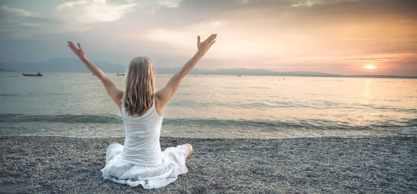 Woman Meditating Garda Lake Yoga Practice Sunset Italy — Foto de Stock