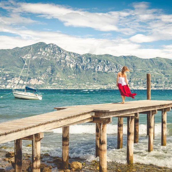 Una Mujer Caminando Muelle Lago Garda Italia — Foto de Stock