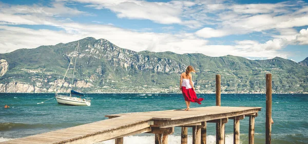 Žena Chůzi Molu Itálie Jezero Garda — Stock fotografie