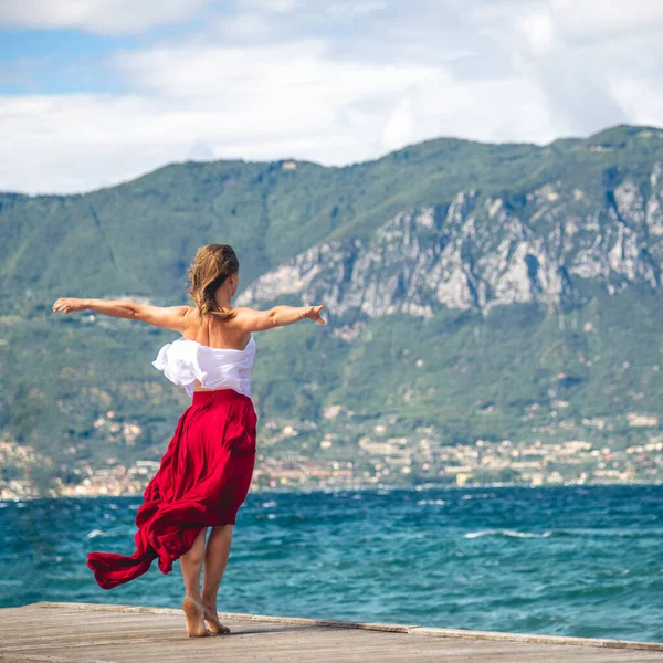 Vrouw Lopen Een Pier Het Gardameer Italië — Stockfoto