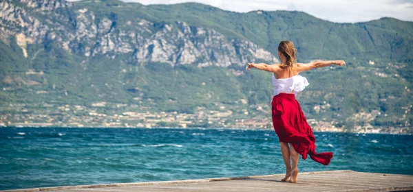 Žena Chůzi Molu Itálie Jezero Garda — Stock fotografie