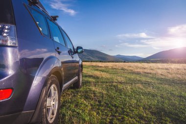 Dağ yolunda seyahat etmek için bir araba. Mavi gökyüzü