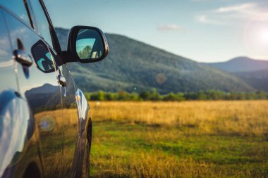 Dağ yolunda seyahat etmek için bir araba. Mavi gökyüzü