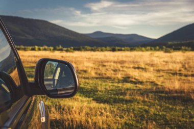 Dağ yolunda seyahat etmek için bir araba. Mavi gökyüzü